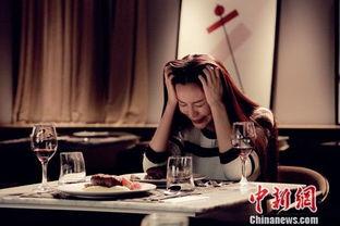 独自喝酒图片,酒香中的孤独时光