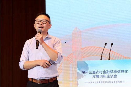 周安信家庭背景,出身名门，传承家族荣耀的传奇人生